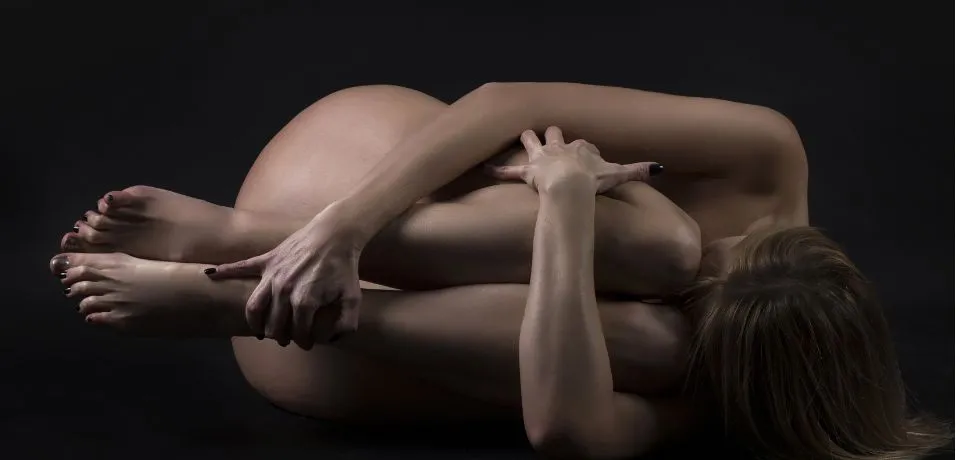 nude-retouching-contour-highligting-portrait.webp